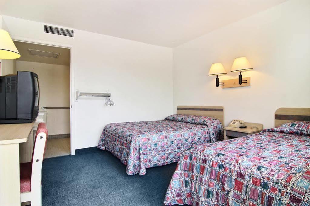 Travelodge By Wyndham Raton Εξωτερικό φωτογραφία