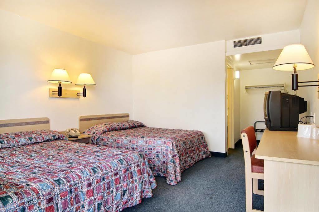 Travelodge By Wyndham Raton Εξωτερικό φωτογραφία