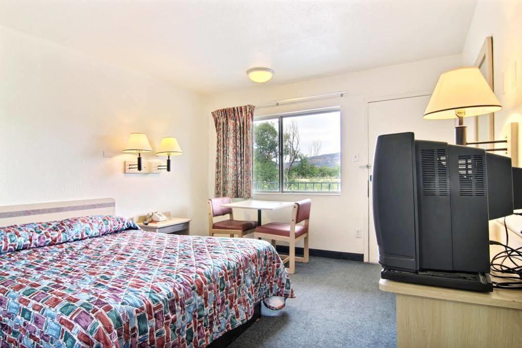Travelodge By Wyndham Raton Εξωτερικό φωτογραφία