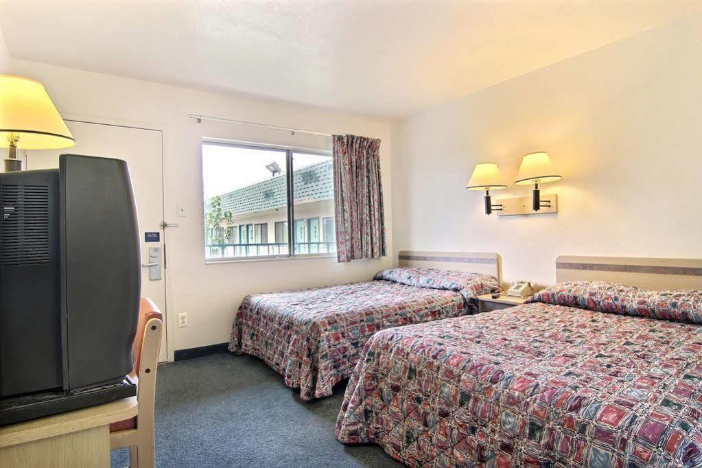 Travelodge By Wyndham Raton Εξωτερικό φωτογραφία