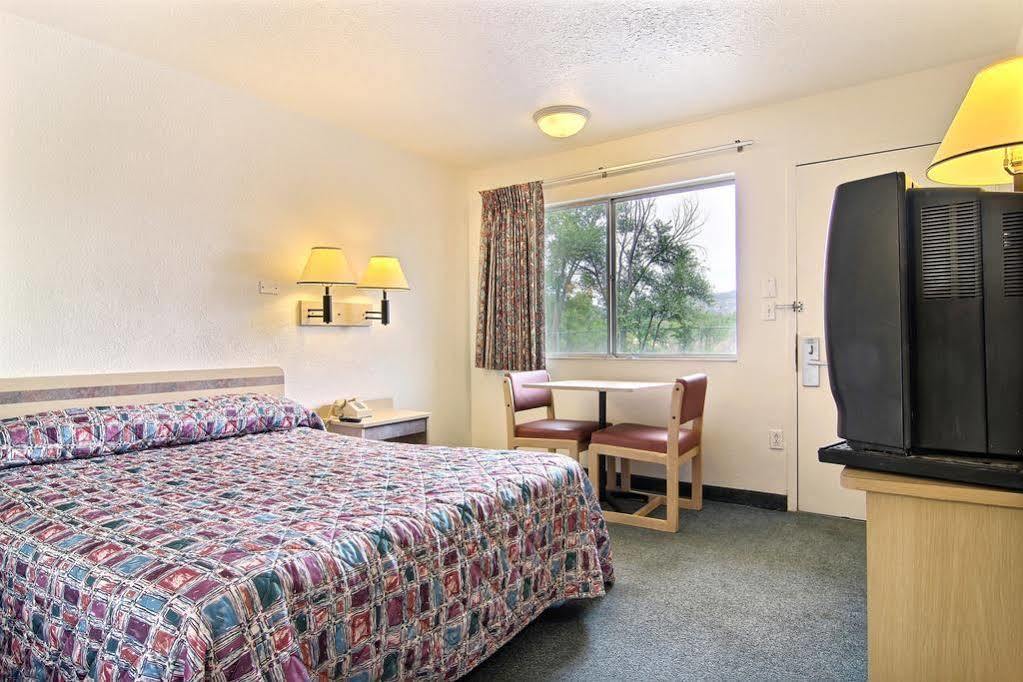 Travelodge By Wyndham Raton Εξωτερικό φωτογραφία